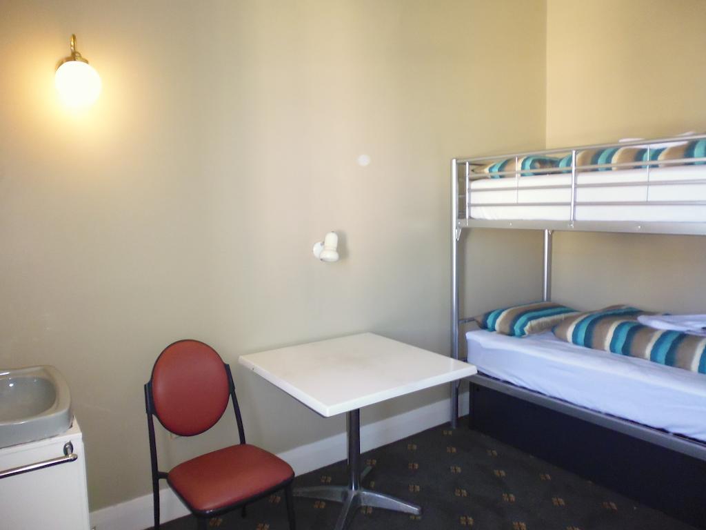 Happy Backpacker Hostel Penguin Bagian luar foto