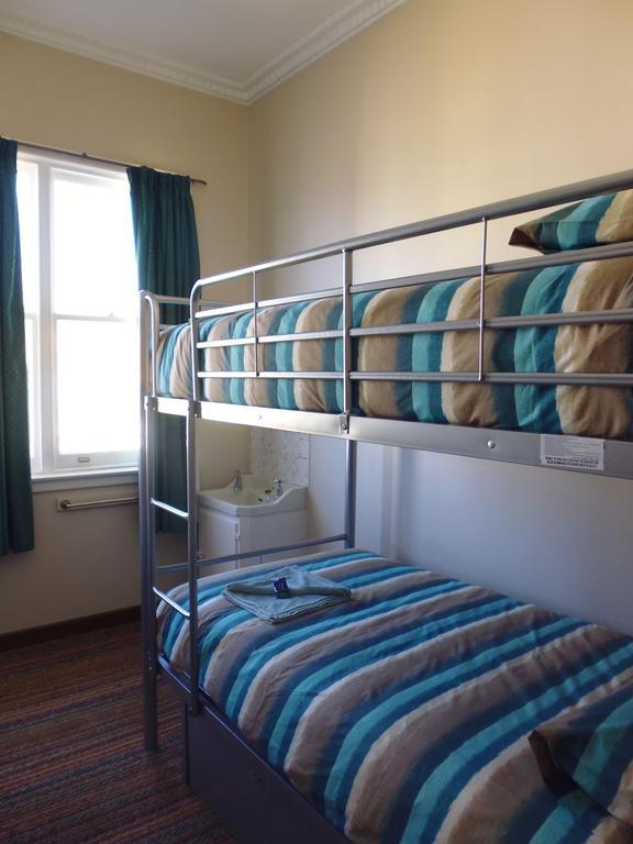 Happy Backpacker Hostel Penguin Bagian luar foto